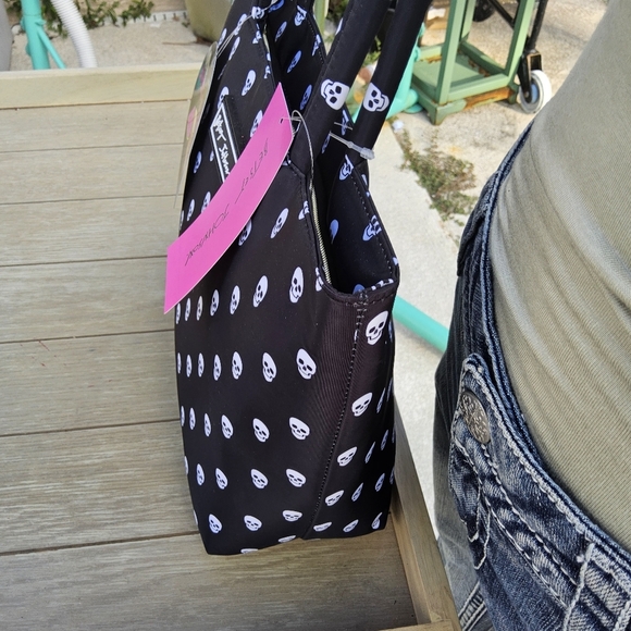 BETSEY JOHNSON BLACK n WHITE BETSEY JOHNSON INSULATED SKULL SATCHEL. LUNCH TOTE - Picture 4 of 4